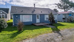 A single-story house with a front porch, a small yard, and a chimney. - Salty Dog Beach House close to beach - Dog Friendly! (Pacific Beach)