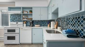 Frigorifero, microonde, forno, piano cottura