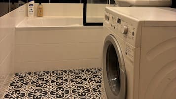 Serviettes fournies, savon, papier toilette