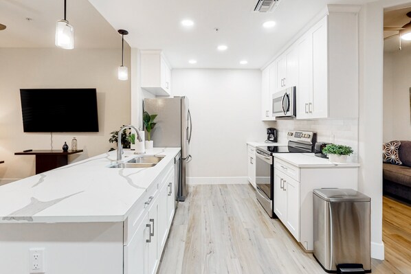 Fridge, microwave, oven, stovetop - Chic dog-friendly condo with pool, central AC, washer/dryer, & grill (Tucson)