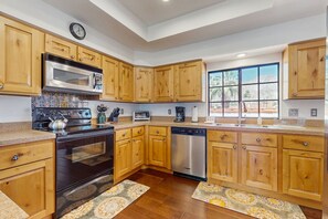 Fridge, microwave, oven, stovetop - Tennis Villa at La Quinta Resort with shared pool & spa, near hiking & golf (La Quinta)