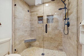 Douche, sèche-cheveux, serviettes fournies