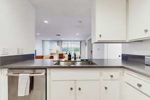 Fridge, microwave, oven, stovetop - our Laid-Back Escape in the Heart of Palm Springs – Where Comfort, Sunshine (Palm Springs)