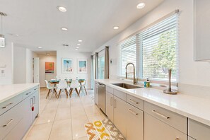 Fridge, microwave, oven, stovetop - Racquet Club East Gem with 2 primary suites, heated pool & spa (Palm Springs)