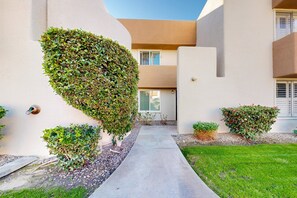 Property grounds - Stylish, Dog-Friendly Condo w/ Grill, shared Pool and Spa - Close to Downtown (Palm Springs)