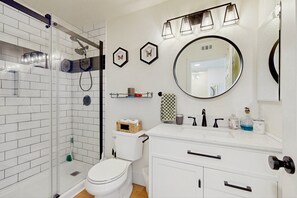 Shower, hair dryer, towels - Stylish, Dog-Friendly Condo w/ Grill, shared Pool and Spa - Close to Downtown (Palm Springs)