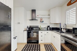 Réfrigérateur, micro-ondes, four, plaque de cuisson