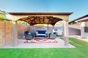 Terrace/patio - Updated home with enclosed yard, pool, grill, full kitchen, games, W/D, & AC (Mesa)