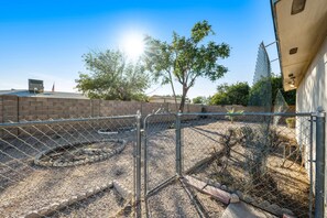Property grounds - Downtown Home w/Enclosed Yard, Gas Grill, Free WiFi, Central A/C, Washer/Dryer (Mesa)