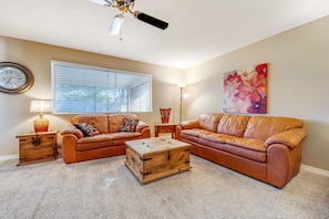 Smart TV, DVD player, video library - Downtown Home w/Enclosed Yard, Gas Grill, Free WiFi, Central A/C, Washer/Dryer (Mesa)