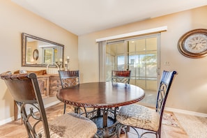 Dining - Downtown Home w/Enclosed Yard, Gas Grill, Free WiFi, Central A/C, Washer/Dryer (Mesa)
