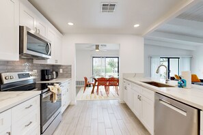 Fridge, microwave, oven, stovetop - Beautiful Condo with mountain views, shared pool & pool spa (Palm Springs)