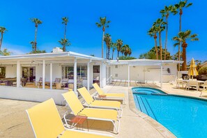 A heated pool - Bright, Family-Friendly Home with Private Firepit, Heated Outdoor Pool, Pool Spa (Palm Springs)
