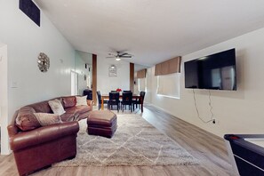 Smart TV, fireplace, table football, ping pong - Sunlit & spacious desert villa with patio, games, & fire pit - near golf & parks (Paradise Valley)
