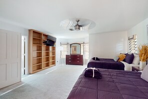 5 bedrooms, desk, iron/ironing board, free WiFi - Sunlit & spacious desert villa with patio, games, & fire pit - near golf & parks (Paradise Valley)