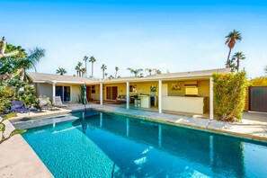 A heated pool - Private Luxe Desert Retreat | Heated Pool, Hot Tub, Firepits | Dog-friendly (Palm Springs)