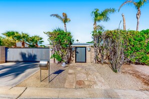 Property grounds - Private Luxe Desert Retreat | Heated Pool, Hot Tub, Firepits | Dog-friendly (Palm Springs)