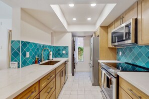 Fridge, microwave, oven, stovetop - Sonoran Starlight condo with large backyard, pool and jacuzzi (Scottsdale)