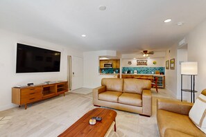 Smart TV - Sonoran Starlight condo with large backyard, pool and jacuzzi (Scottsdale)