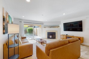 Smart TV - Sonoran Starlight condo with large backyard, pool and jacuzzi (Scottsdale)
