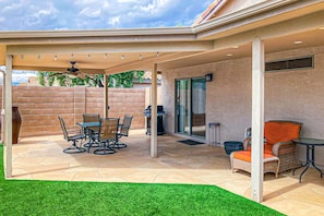 Outdoor dining - Desert charmer with enclosed yard, heated pool, smart TVs, W/D, & full kitchen (Apache Junction)