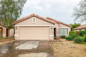 Exterior - Desert charmer with enclosed yard, heated pool, smart TVs, W/D, & full kitchen (Apache Junction)