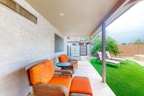 Terrace/patio - Desert charmer with enclosed yard, heated pool, smart TVs, W/D, & full kitchen (Apache Junction)