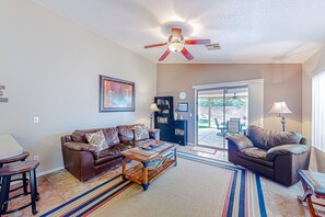 Smart TV, books - Desert charmer with enclosed yard, heated pool, smart TVs, W/D, & full kitchen (Apache Junction)