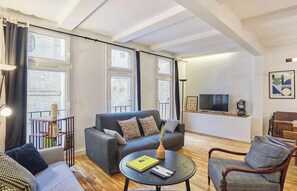 TV - AN AUTHENTIC PARISIAN STAY IN THE MOST LOVED NEIGHBOURHOOD  - RUE DU FOUR (Paris)