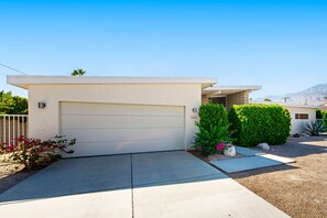 Property grounds - Modern Palm Springs Beauty with Luxe Private Pool & Mountain Views (Palm Springs)