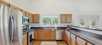 Modern adobe home with a community pool, washer/dryer - snowbirds welcome!