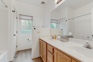 Shower, hair dryer, towels - Modern adobe home with a community pool, washer/dryer - snowbirds welcome! (Tucson)