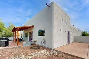 Terrace/patio - Modern adobe home with a community pool, washer/dryer - snowbirds welcome! (Tucson)