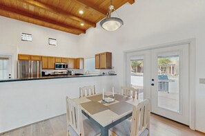 Dining - Modern adobe home with a community pool, washer/dryer - snowbirds welcome! (Tucson)
