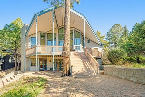 Exterior - Stunning home with golf views, large deck, fireplace, W/D & central AC (Flagstaff)