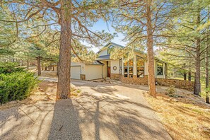 Exterior - Stunning home with golf views, large deck, fireplace, W/D & central AC (Flagstaff)