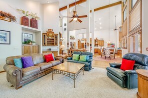 Smart TV, fireplace, DVD player, books - Stunning home with golf views, large deck, fireplace, W/D & central AC (Flagstaff)