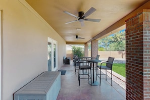 Outdoor dining - Your Perfect Family Retreat in Sunny Peoria—Relax, Swim, Play, Repeat! (Peoria)