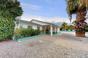 Property grounds - Views, tranquility, private pool and spa, outdoor kitchen (Palm Springs)