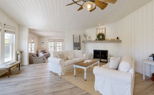 Opulent vineyard villa with private hot tub & guest suite