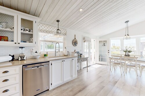 Opulent vineyard villa with private hot tub & guest suite