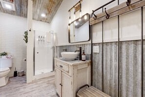 Shower, hair dryer, towels - Opulent vineyard villa with private hot tub & guest suite (Temecula)