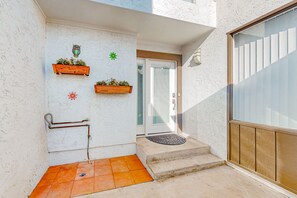 Interior - Centrally located retreat with pool, Ping-Pong, balcony, full kitchen, W/D, & AC (Tempe)