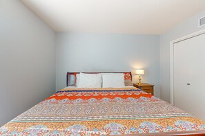 3 bedrooms, desk, iron/ironing board, free WiFi - Centrally located retreat with pool, Ping-Pong, balcony, full kitchen, W/D, & AC (Tempe)