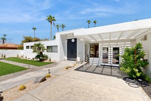 Exterior - Fabulous, family-friendly home w/ private pool & spa, outdoor kitchen, wet bar (Rancho Mirage)