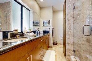 Shower, hair dryer, towels - Fabulous, family-friendly home w/ private pool & spa, outdoor kitchen, wet bar (Rancho Mirage)