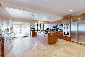 Fridge, microwave, oven, stovetop - Fabulous, family-friendly home w/ private pool & spa, outdoor kitchen, wet bar (Rancho Mirage)