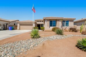 Exterior - Desert gem with private pool, enclosed yard, game room & fast WiFi -dog-friendly (Indio)
