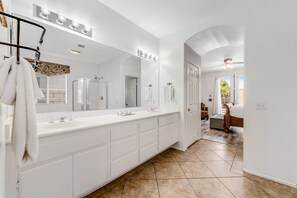 4 bedrooms, iron/ironing board, free WiFi, bed sheets - Desert gem with private pool, enclosed yard, game room & fast WiFi -dog-friendly (Indio)