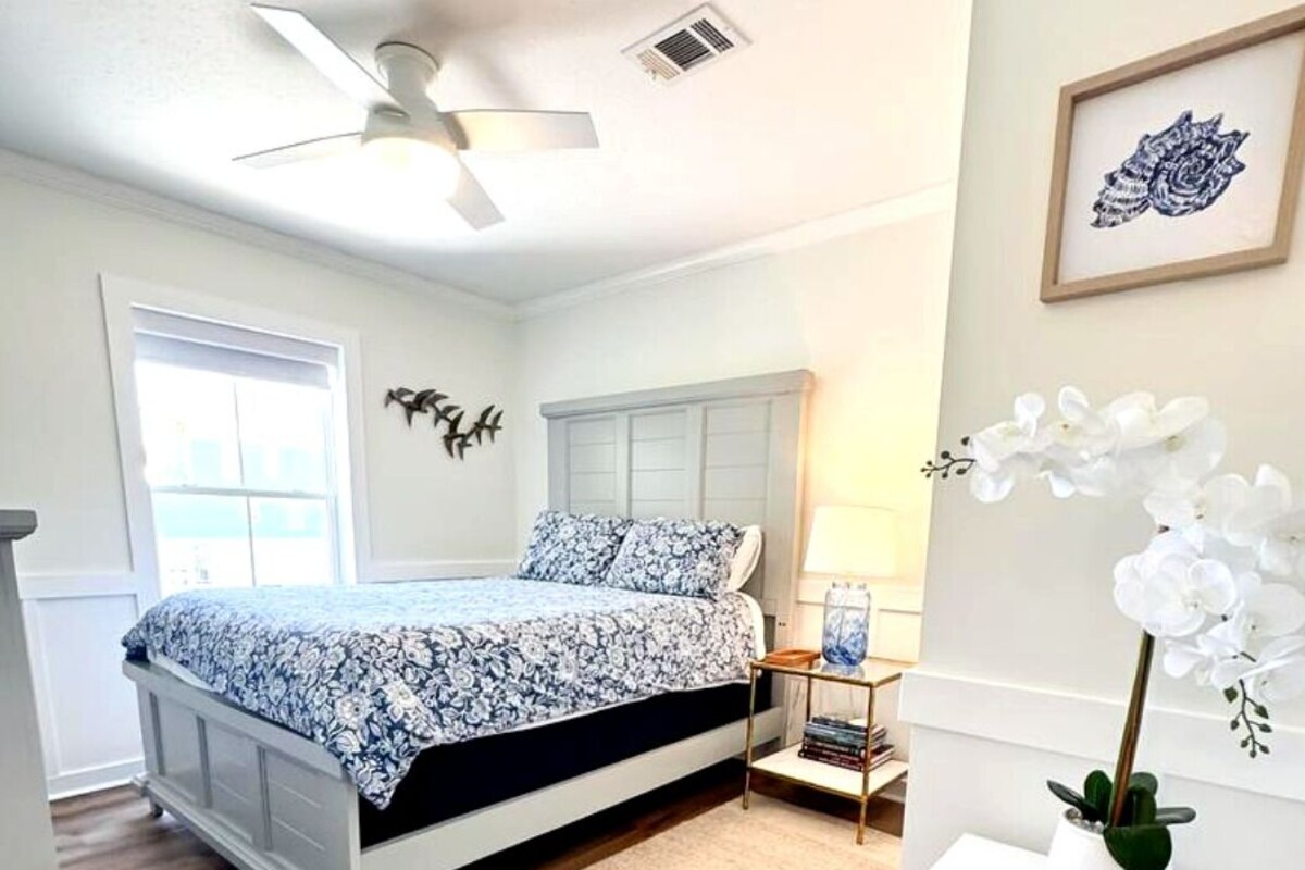 Pass Porch | Coastal Cottage on 2nd St | WiFi (free), bed sheets